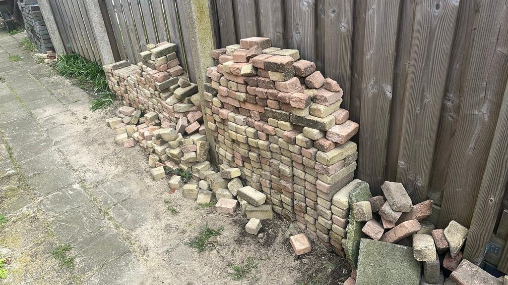 Gratis af te halen: Gele en roze betonklinkers (2,5-3 m²), Tuin en Terras, Tegels en Klinkers, Ophalen, Gebruikt, Klinkers, Minder dan 5 m²