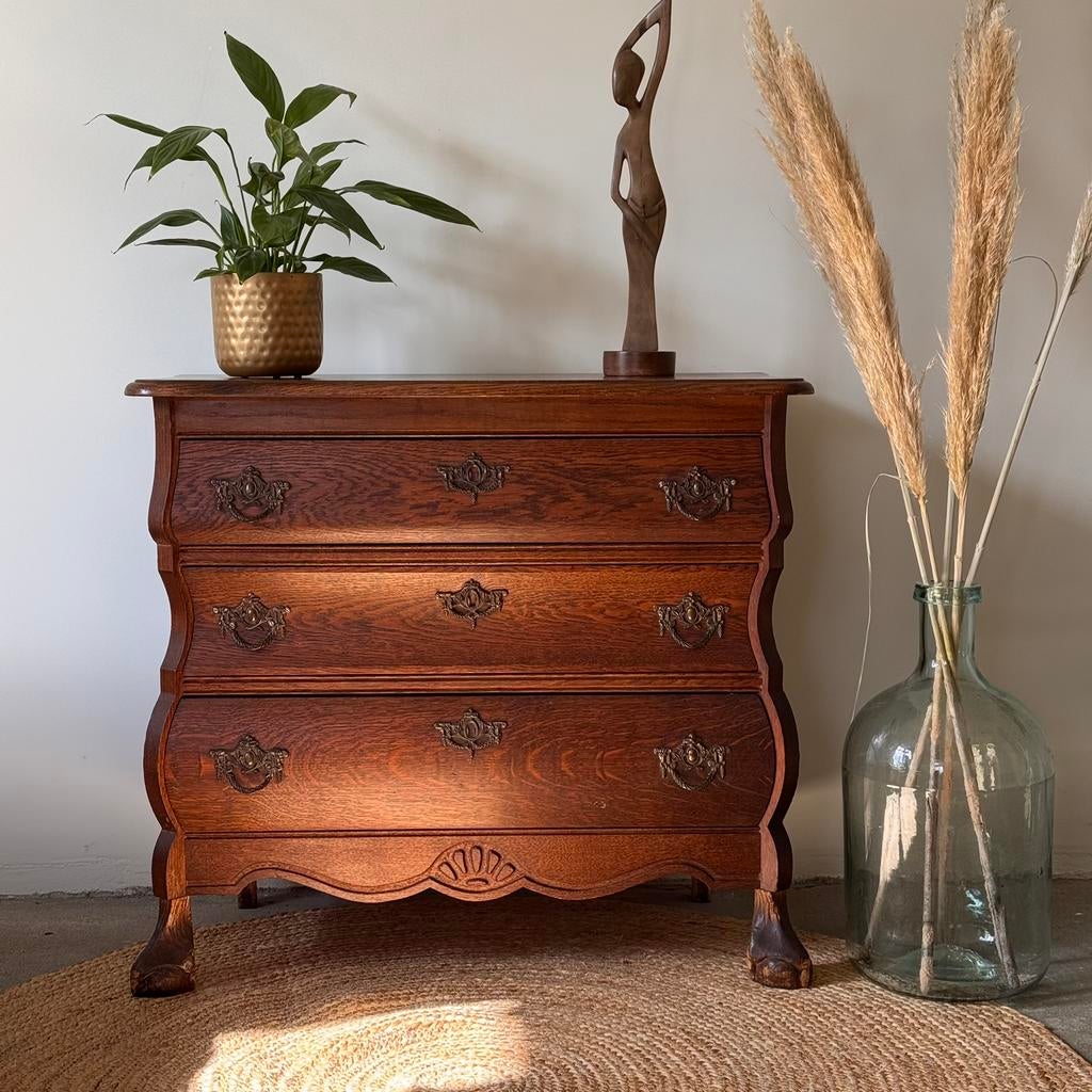 Karakteristiek eikenhouten buikkastje met prachtige details, Antiek en Kunst, Curiosa en Brocante, Ophalen