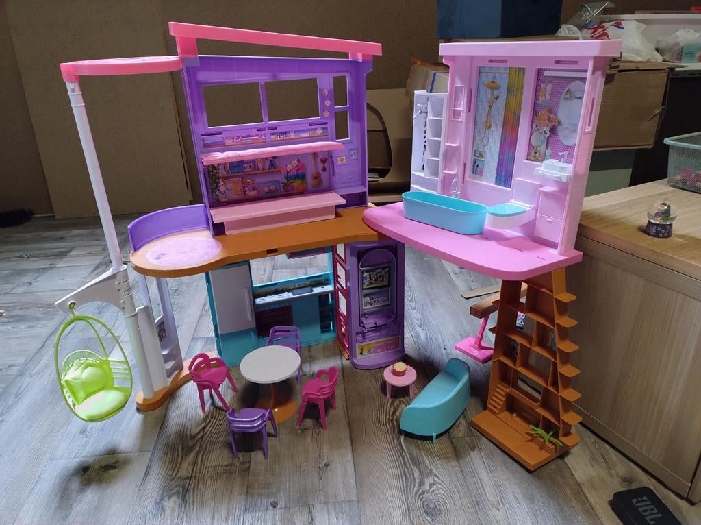 Groot Barbie huis met meubels (bank, bad, tafel, stoelen), Ophalen of Verzenden, Gebruikt, Meisje