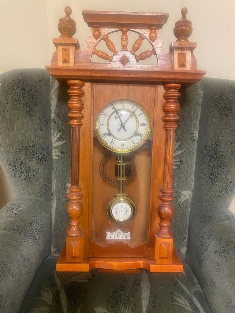 Klassieke houten wandklok met slinger, Ophalen of Verzenden