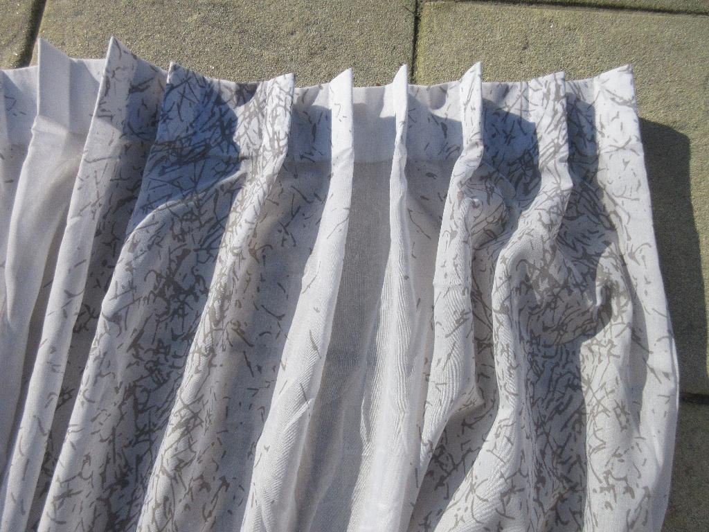 Roobol diamant voile gordijnen vitrage grijs wit inbetween, Huis en Inrichting, Stoffering | Gordijnen en Lamellen, Gebruikt, 200 cm of meer