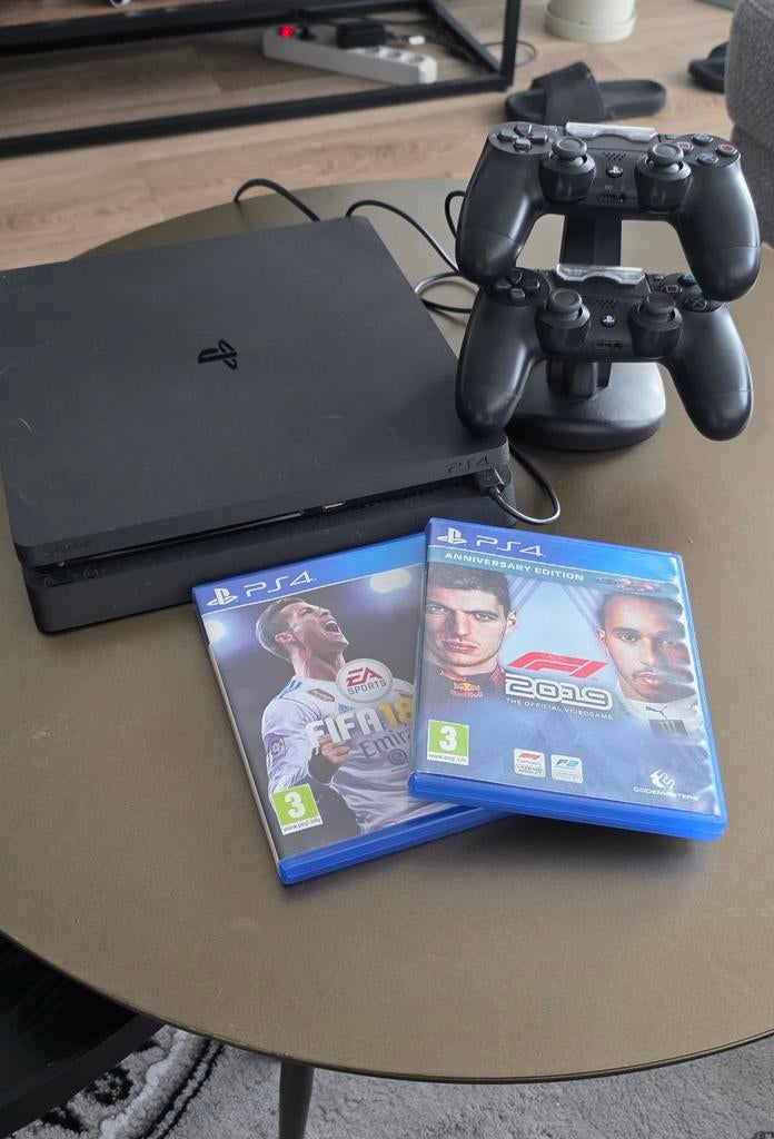 PlayStation 4 met 2 controllers, houder en 2 games, 2 spelers, Ophalen, Vanaf 3 jaar
