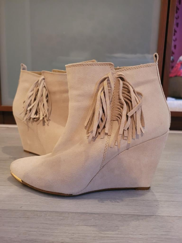 Suède laarsjes met sleehak en franjes - Maat 40, Kleding | Dames, Schoenen, Ophalen of Verzenden, Zo goed als nieuw, Beige, Lage of Enkellaarzen