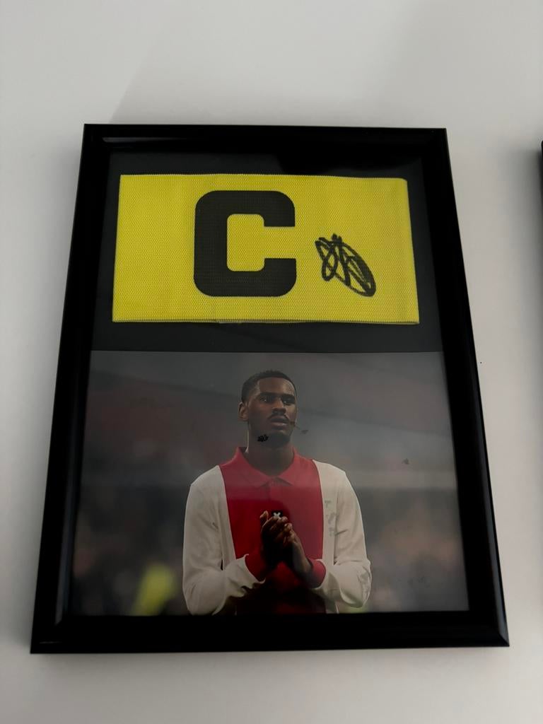 Gesigneerde aanvoederdersband Jorrel Hato met videobewijs, Verzamelen, Ophalen of Verzenden, Nieuw, Ajax, Shirt