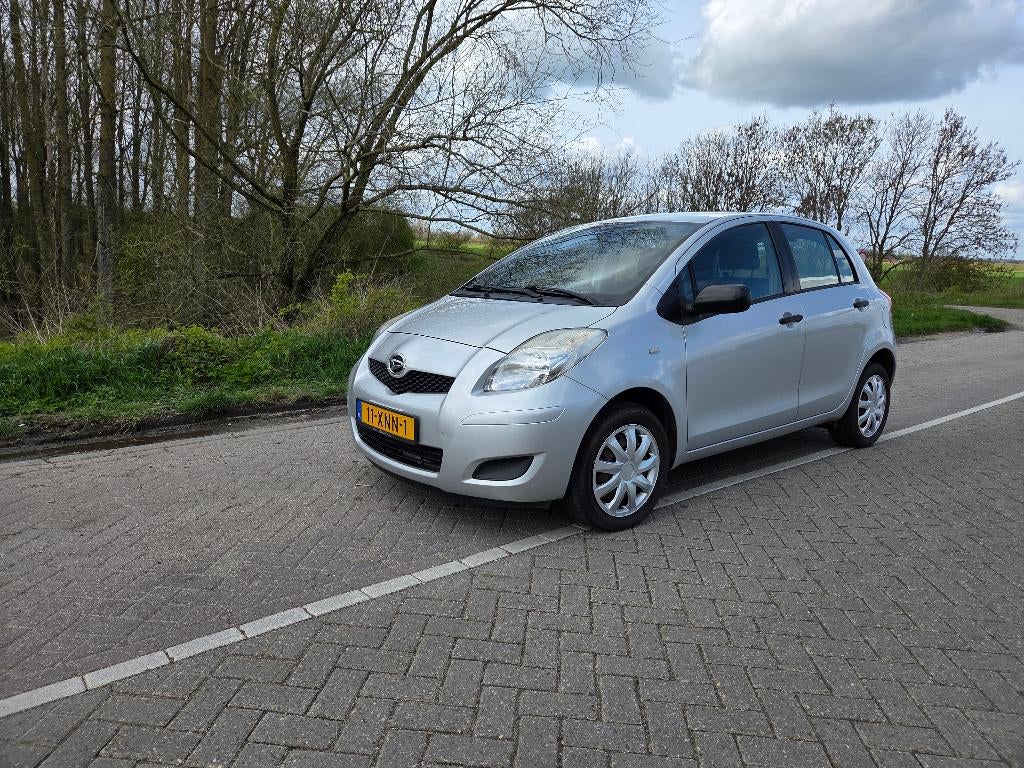 Toyota Yaris / Daihatsu Charade 1.3 I 16V 2012 Grijs, Auto's, Voorwielaandrijving, Stof, 40 €/maand, Handgeschakeld