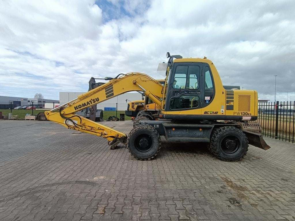 Mobiele Komatsu PW130ES Graafmachine, Zakelijke goederen, Machines en Bouw | Kranen en Graafmachines, Ophalen of Verzenden, Graafmachine