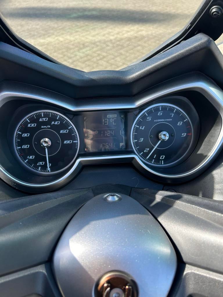 Yamaha X-MAX 400cc 2018 - Dealer onderhouden, mat zwart, Motoren, Scooter, Sportuitlaat, Particulier, Meer dan 35 kW