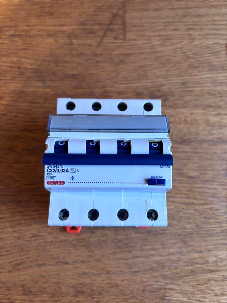 Gewiss Aardlekautomaat C32 0.03A, Doe-het-zelf en Verbouw, Elektra en Kabels, Ophalen of Verzenden, Zo goed als nieuw, Overige typen