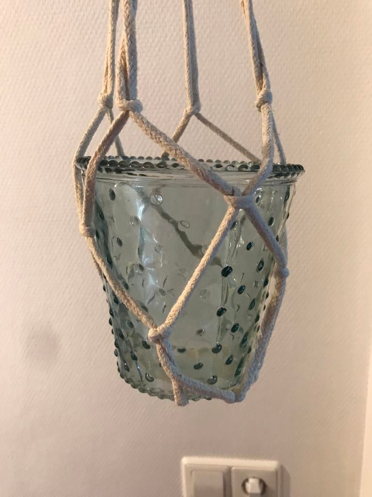 Glas bloempot turkoois aqua met macramé hanger zgan, Verzenden, Rond, Aardewerk, Minder dan 40 cm