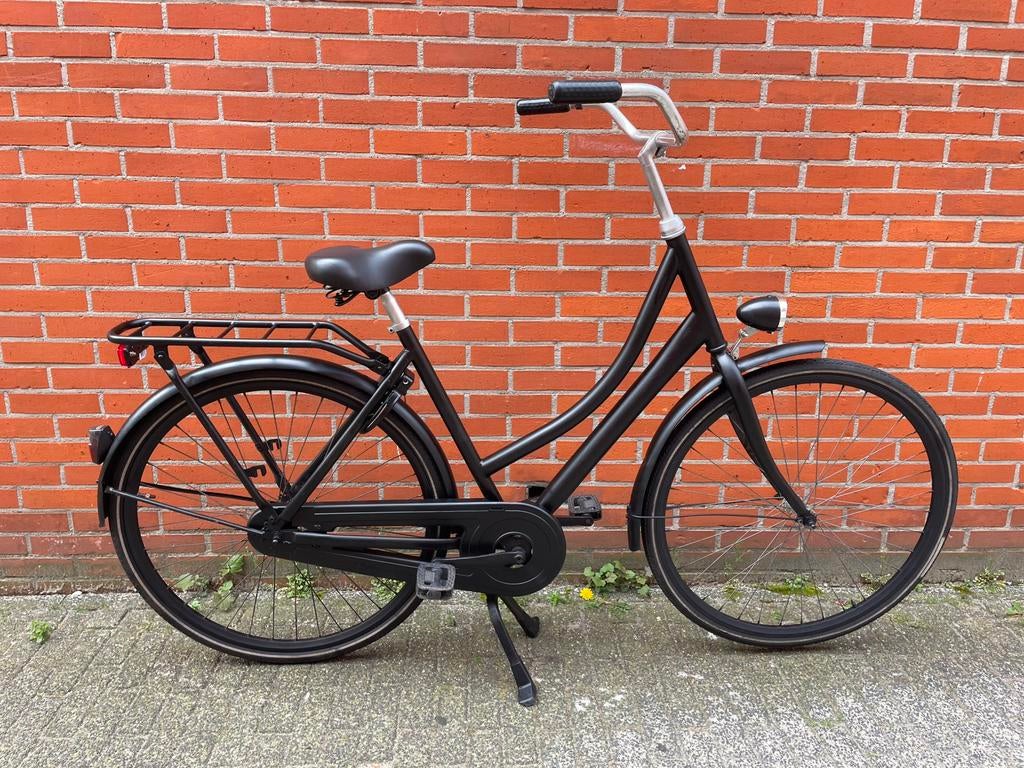 Zwarte oma fiets 28 inch stadsfiets met verlichting 56 cm, 56 cm of meer, Ophalen, Zo goed als nieuw