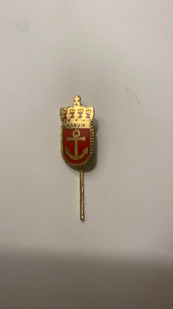 Vintage Speldje Narvik – Wapen met Anker en Kroon, Ophalen of Verzenden, Gebruikt, Stad of Land, Speldje of Pin