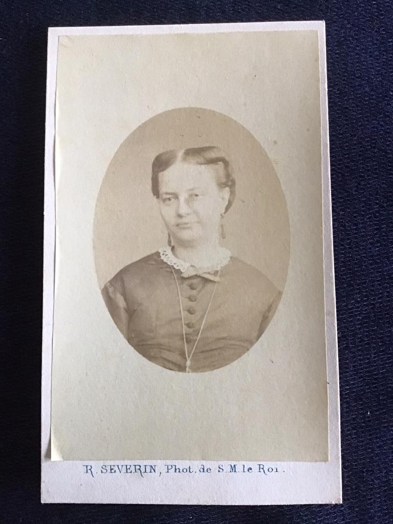 CDV, Dame, R. SEVERIN, DEN HAAG, zeer oud, dun karton, Verzamelen, Foto's en Prenten, Ophalen of Verzenden, Voor 1940, Gebruikt