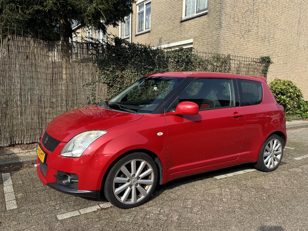 Suzuki Swift 1.6 3D Sport 2008 Rood, Auto's, Suzuki, Voorwielaandrijving, 1005 kg, 40 €/maand, Zwart