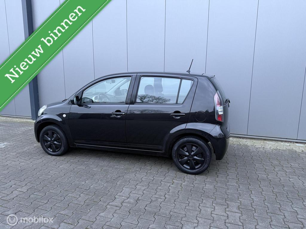 Daihatsu Sirion 2 1.0-12V Slim Airco nieuwe apk, Auto's, Voorwielaandrijving, Gebruikt, Zwart, Sirion