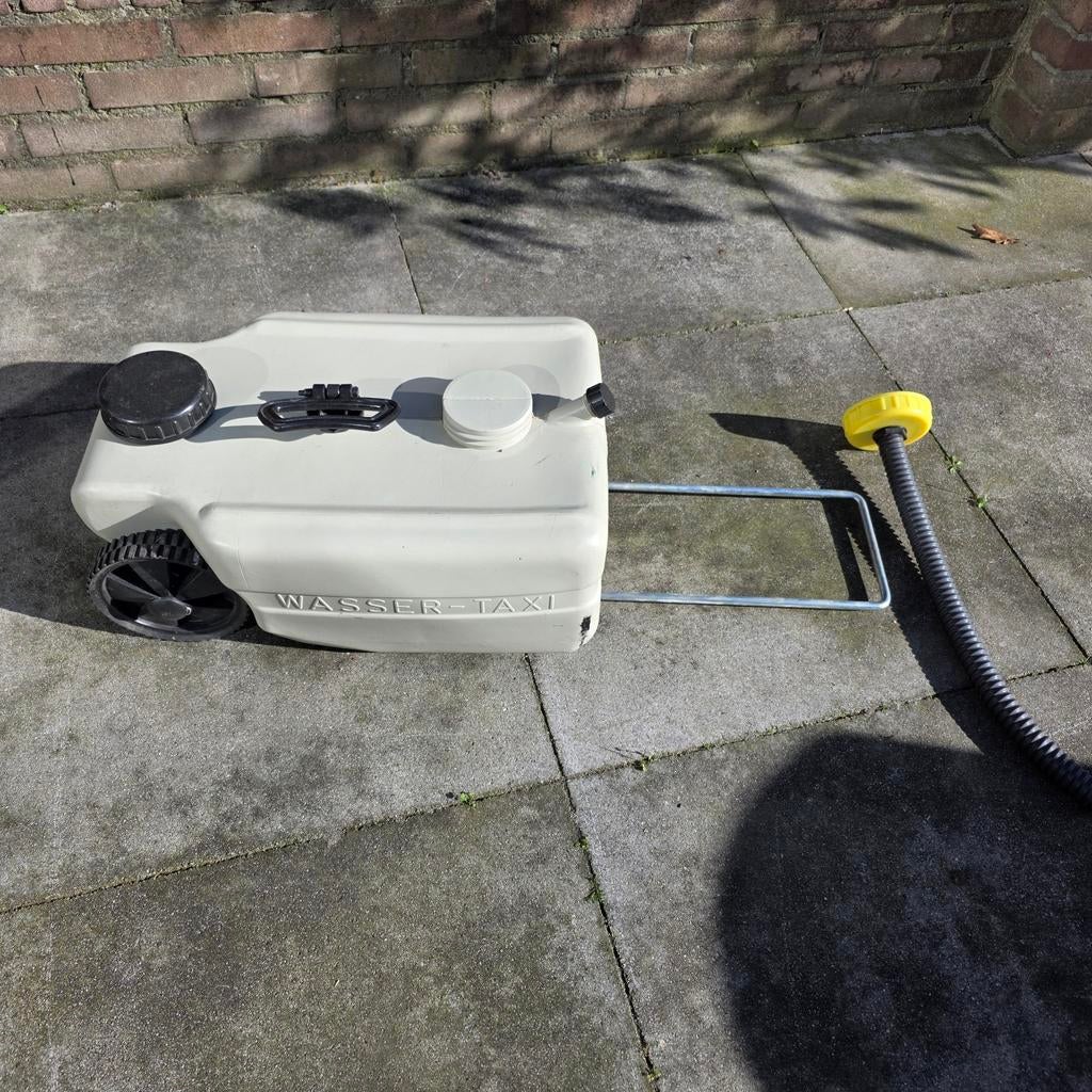 Vuilwatertank met wielen en slang, Ophalen