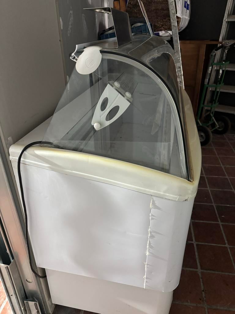 IJsvitrine, Witgoed en Apparatuur, Ophalen, Gebruikt, 200 liter of meer, 140 tot 160 cm