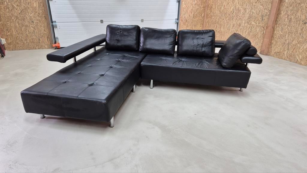 Zwarte lederen hoekbank met metalen poten, Ophalen, Gebruikt, Vierpersoons of meer