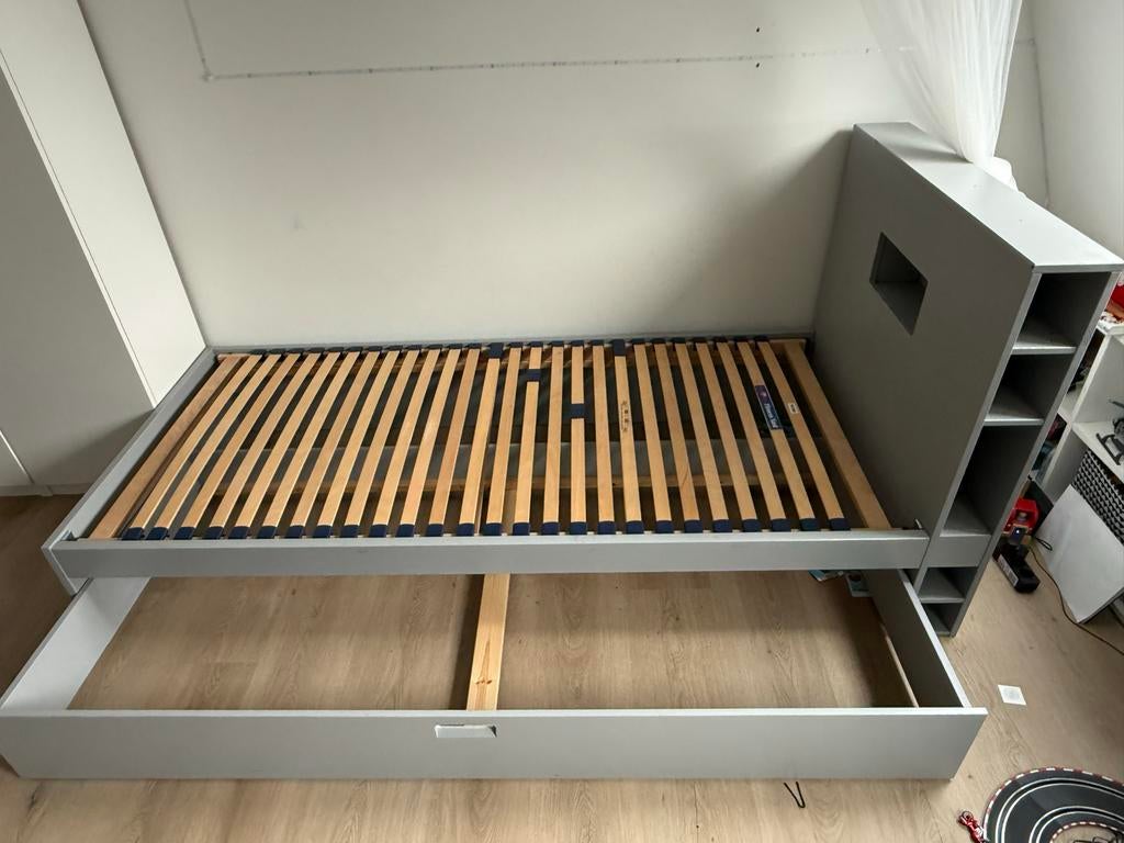 Bed met onderlade en opbergkast - Grijs eenpersoonsbed, Ophalen, Gebruikt, 90 cm, Eenpersoons