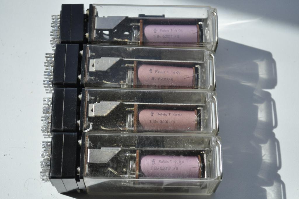 4x Siemens veelpolige relais ongebruikt in voet telecom, Ophalen of Verzenden, Nieuw
