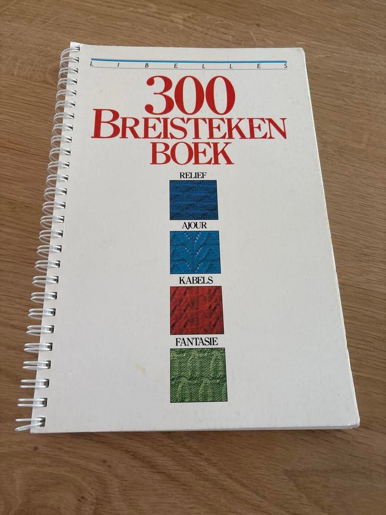 Libelle 300 Breisteken Boek - Relief, Ajour, Kabels, Fantasi, Boeken, Ophalen of Verzenden, Gelezen, Breien en Haken