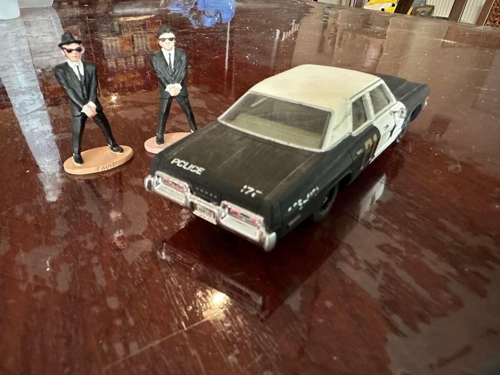 Corgi Dodge Monaco 1/43 Blues Brothers met Jake & Elwood, Ophalen of Verzenden, Gebruikt, Auto, Corgi