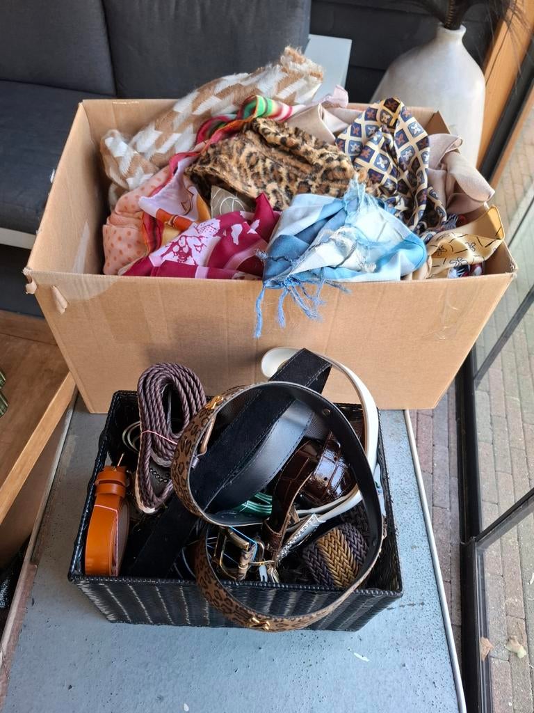 Doos vol sjalen en bak vol riemen, Ophalen, Overige kleuren, 3 tot 5 cm, 90 tot 100 cm