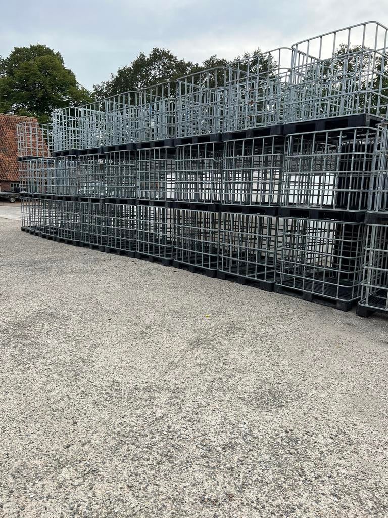 Ibc kratten met dikke kunstofpallets eronder, Ophalen of Verzenden, Zo goed als nieuw, IJzer
