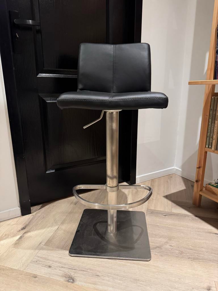 Moderne barkruk met rvs voet en zwart kunstleer, Ophalen, 60 tot 90 cm, Leer, Zo goed als nieuw