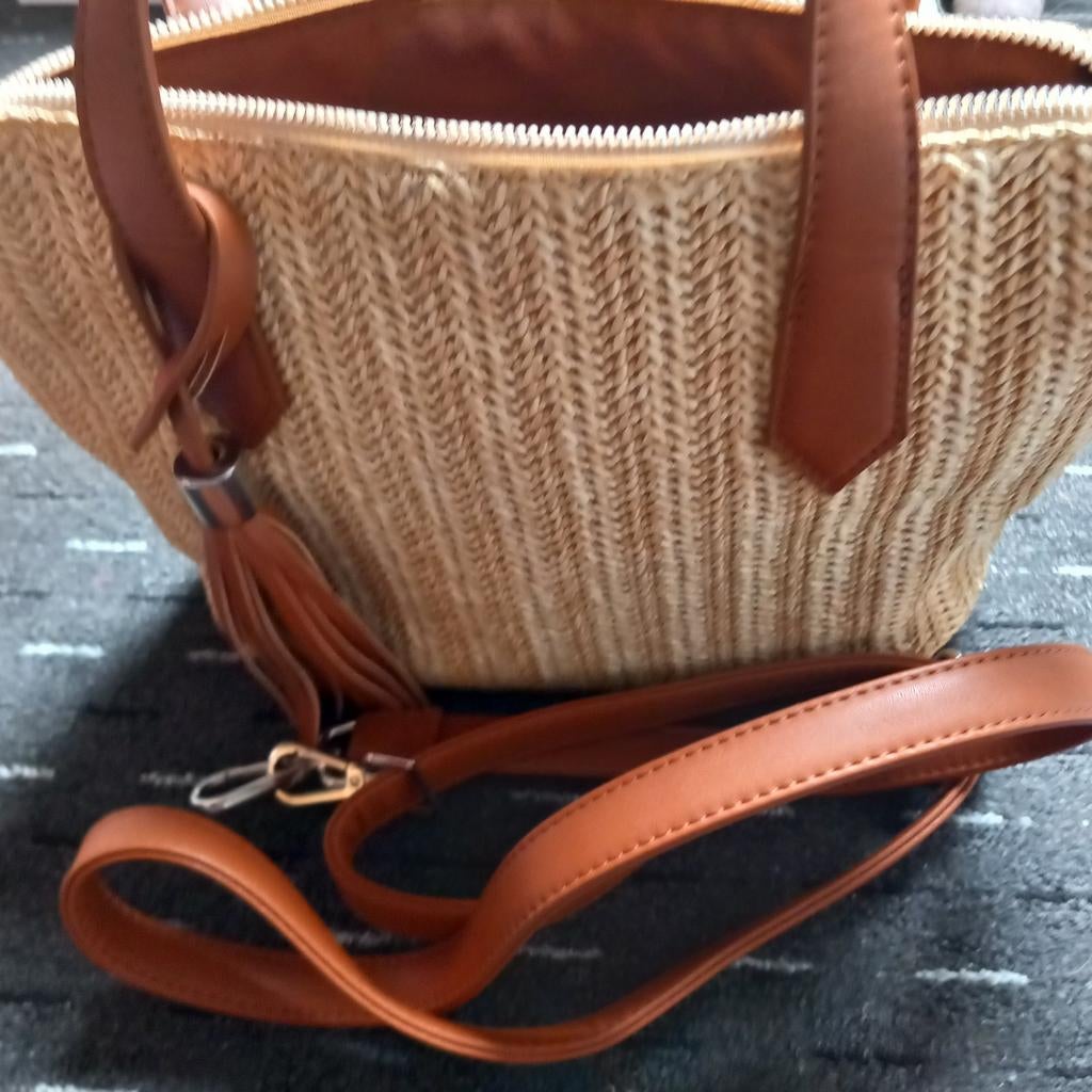 Stro handtas met bruine details en schouderband, Sieraden, Tassen en Uiterlijk, Tassen | Damestassen, Ophalen of Verzenden, Nieuw