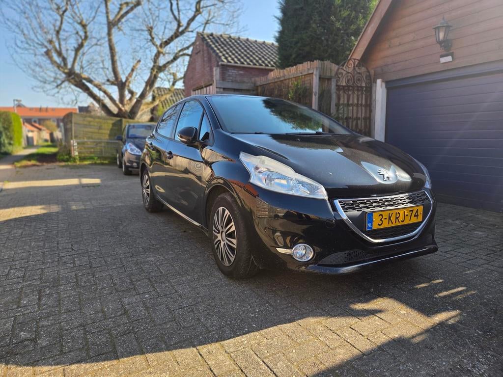Peugeot 208 1.2 VTI 60KW/82PK 5-D 2013 Zwart, Auto's, Voorwielaandrijving, Euro 5, Stof, 1199 cc