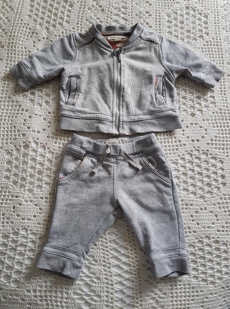 Burberry Baby pak (broek & vest) grijs 62, Kinderen en Baby's, Babykleding | Maat 62, Zo goed als nieuw, Jongetje of Meisje, Setje