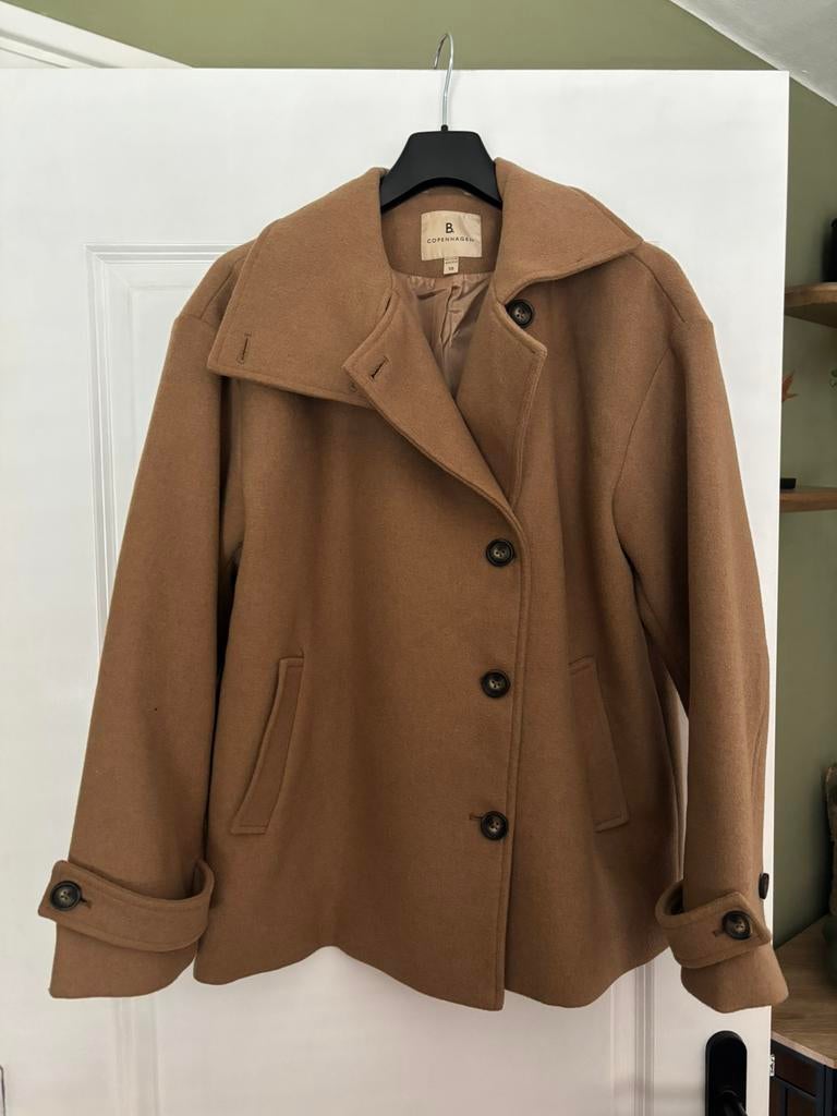 Prachtig korte mantel, Kleding | Dames, Verzenden, Zo goed als nieuw, Maat 38/40 (M), Bruin