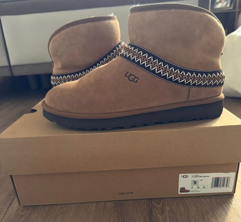 Ugg Mini - Zo goed als nieuw - Maat 40, UGG, Bruin, Lage of Enkellaarzen, Ophalen of Verzenden