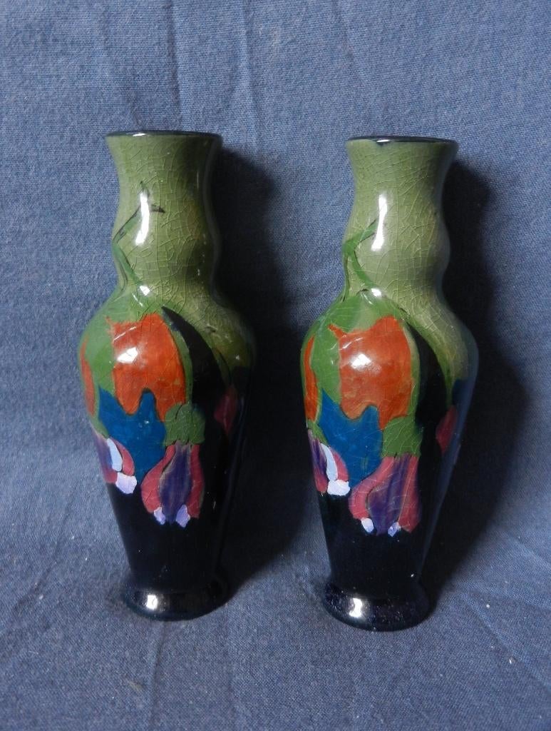 Paar glanzend plateel vaasjes Kon Zuid Holland ca 1925 h11,5, Antiek en Kunst, Ophalen of Verzenden