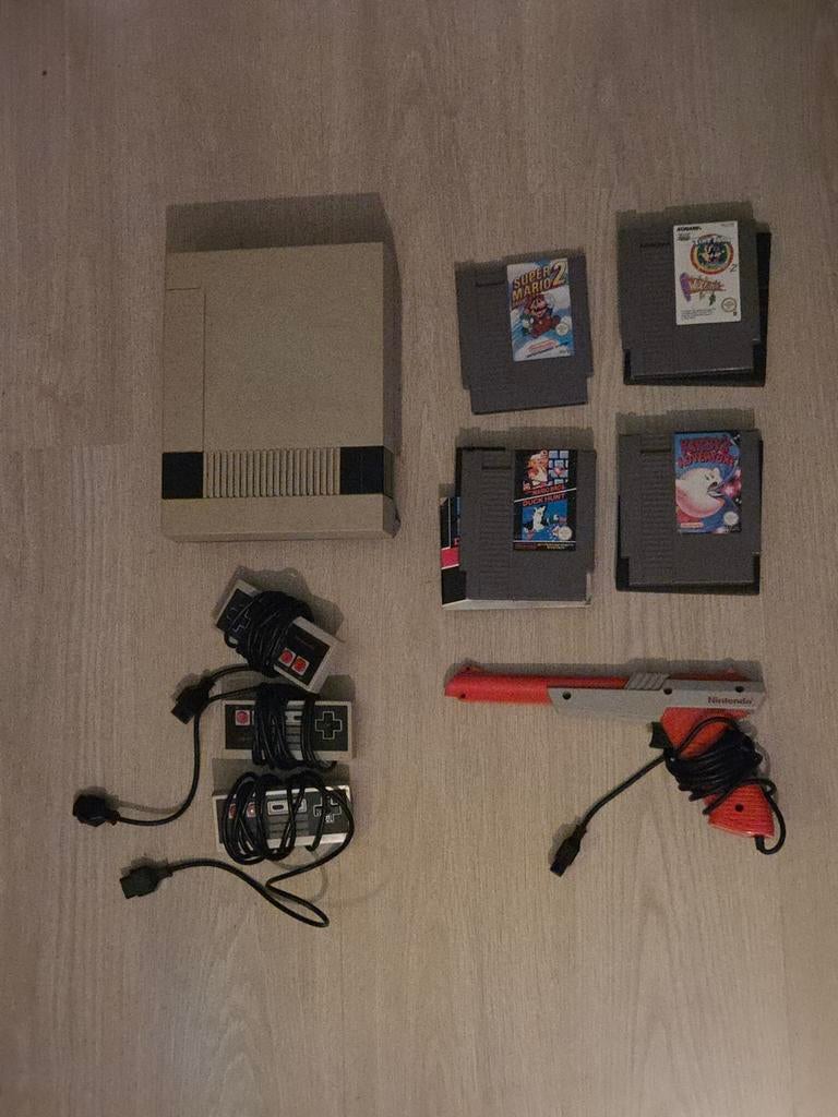 Complete NES set incl 4 games en orginele zapper, Spelcomputers en Games, Spelcomputers | Nintendo NES, Gebruikt, Met 3 controllers of meer