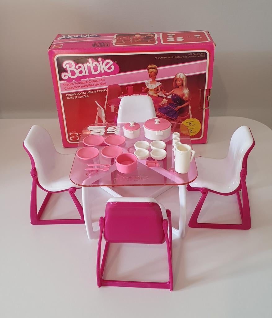 Vintage Barbie eetkamerset eettafel, stoelen servies 2475, Ophalen of Verzenden, Gebruikt, Accessoires