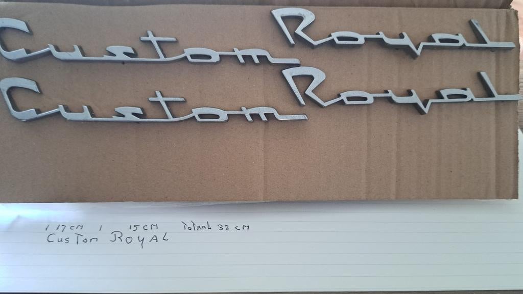 Dodge Custom Royal 1958 Embleem (2x), Ophalen of Verzenden