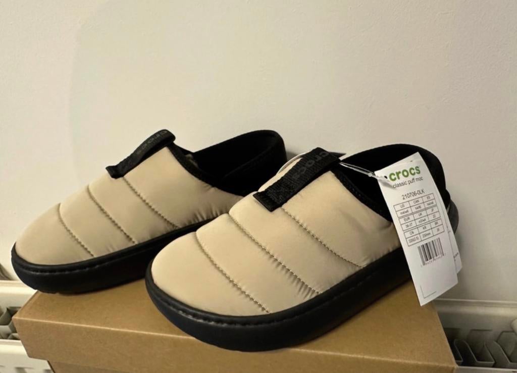 Nieuwe Crocs Classic Puffy Moc - Maat 36-37, Kleding | Dames, Schoenen, Nieuw, Pantoffels of Sloffen, Beige, Ophalen of Verzenden