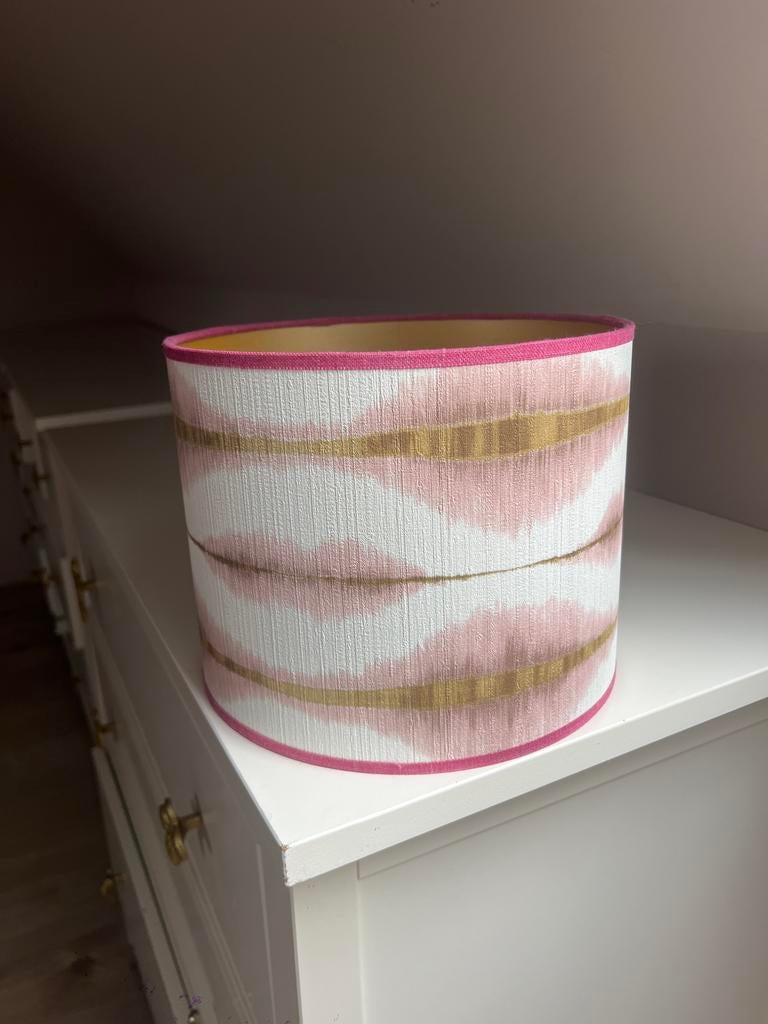 Stijlvolle lampenkap met roze en gouden accenten, Huis en Inrichting, Lampen | Lampenkappen, 25 tot 50 cm, Wit, Rond, Ophalen of Verzenden