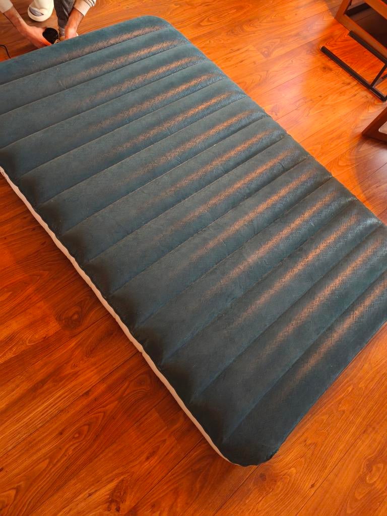 Quechua luchtbed 120cm met elektrische pomp, Ophalen of Verzenden