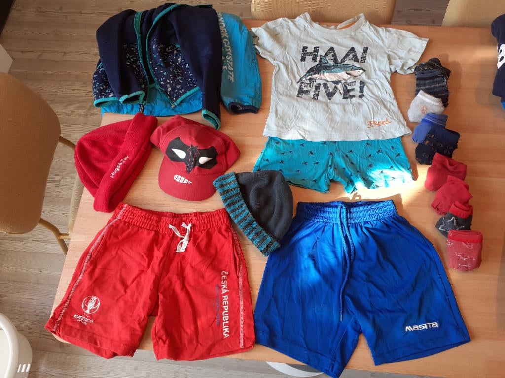 Kinderkleding maat 128 met o.a. jas, vest, sportbroek, Ophalen, Gebruikt, Maat 128
