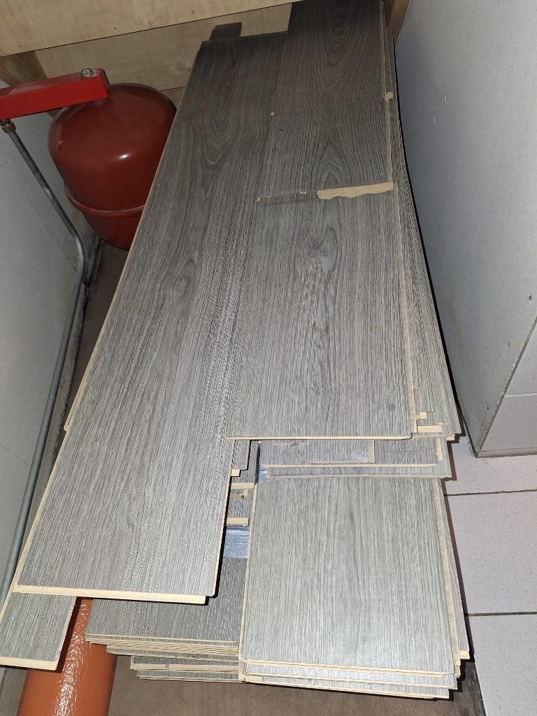 Grijs laminaat gratis, Huis en Inrichting, Stoffering | Vloerbedekking, Ophalen, Gebruikt, Grijs, 10 tot 25 m²