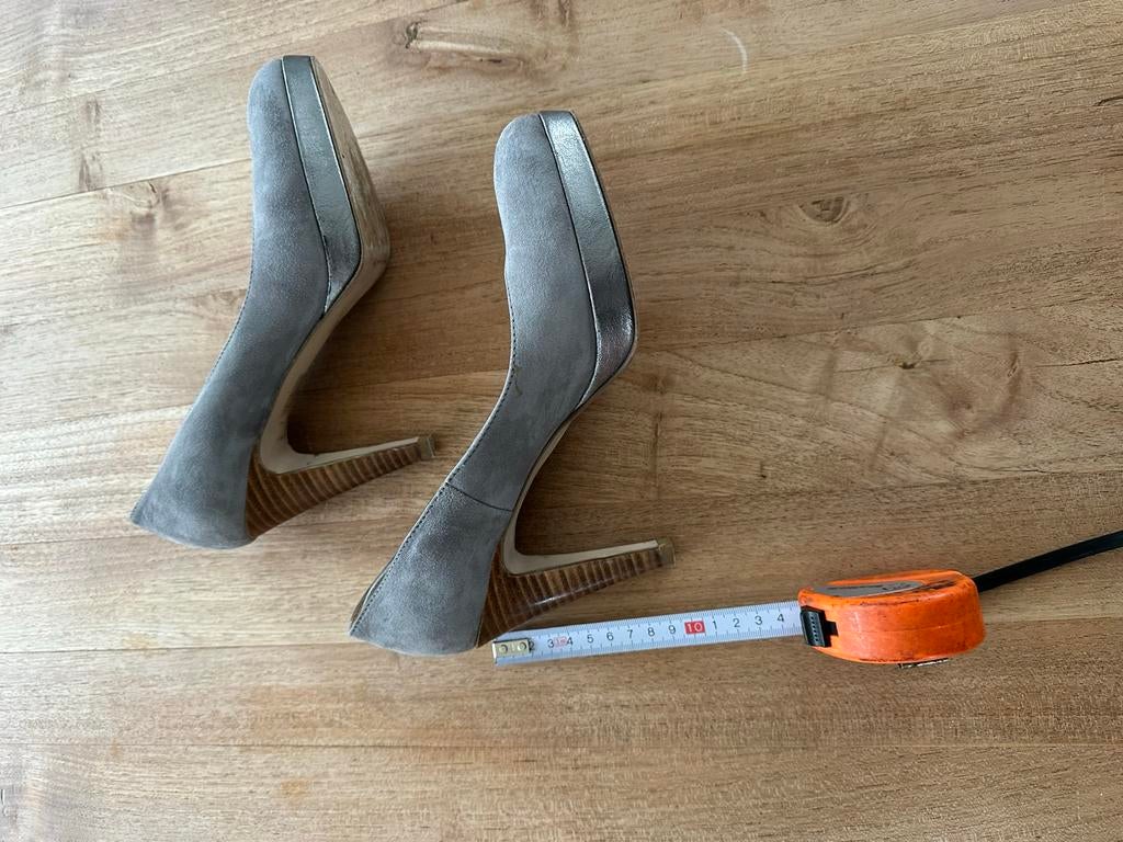 Grijze suède pumps, hak 10 cm, maat 39, Ophalen of Verzenden, Gedragen, Grijs, Pumps