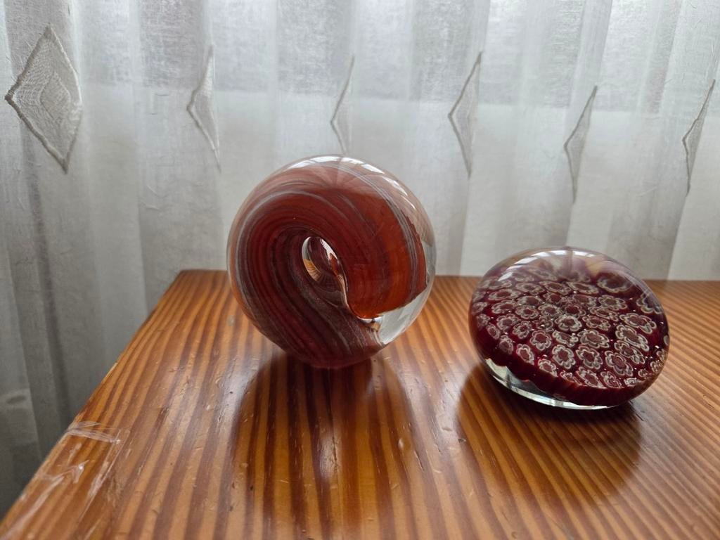 Twee glazen bol/objecten, rood en wit, Ophalen of Verzenden