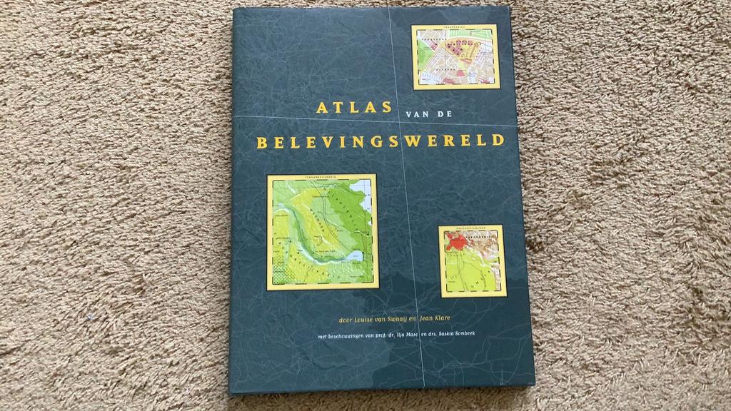 Atlas van de belevingswereld, Louise van Swaaij / Jean Klare, Boeken, Achtergrond en Informatie, Ophalen of Verzenden, Zo goed als nieuw