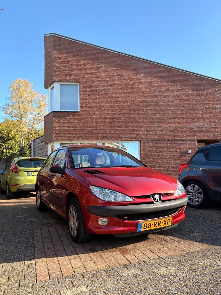 Peugeot 206 1.4 16V XT 5D 2005 Rood, Voorwielaandrijving, 1360 cc, 31 €/maand, 4 cilinders