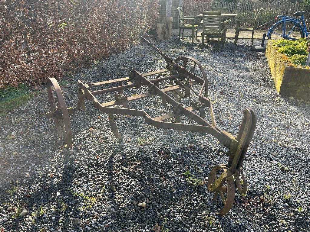 antiek landbouwgereedschap cultivator, Ophalen
