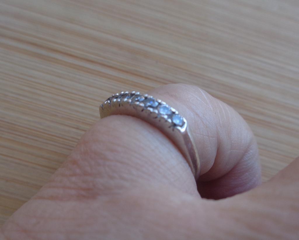 zilveren ring met rij heldere steentjes [996], Verzenden, Dame, Zilver, Zilver