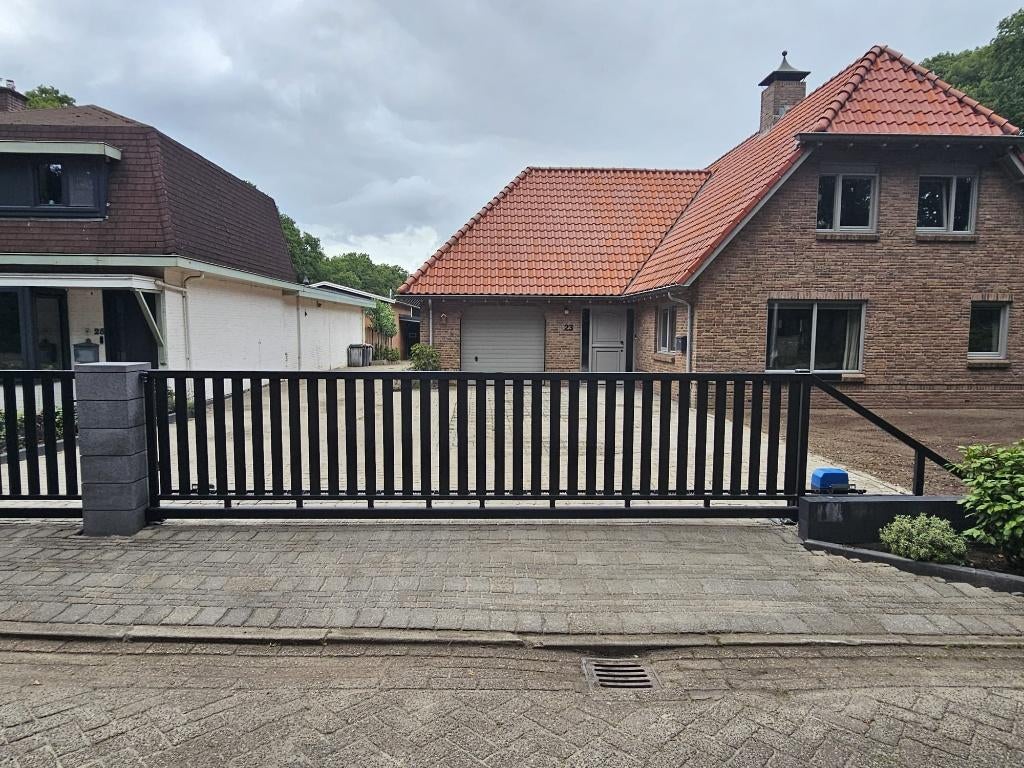 E-Schuifpoort model: 'Sydney' in 2 afmetingen: 4 en 5 meter!, Met poort, Nieuw, IJzer, Spijlenhekwerk