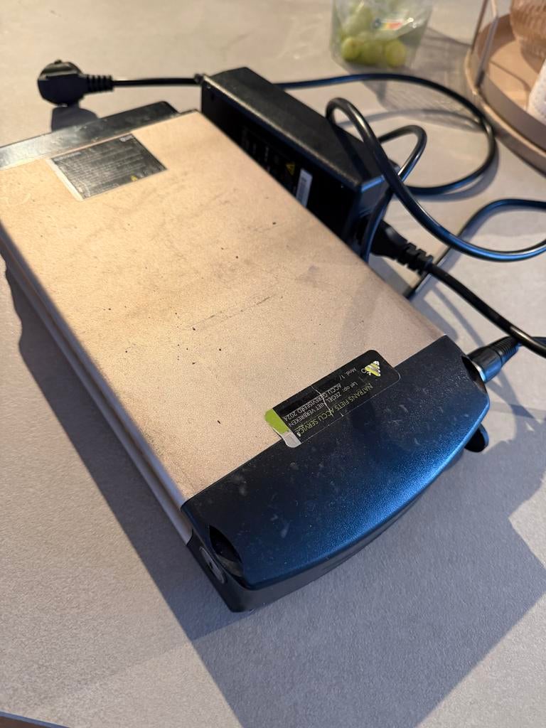 QWIC fietsaccu met lader, Ophalen of Verzenden, Gebruikt